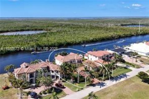 Casa en venta en Cape Coral, Florida, 7 dormitorios, 652.64 m2 № 2053651 - foto 5