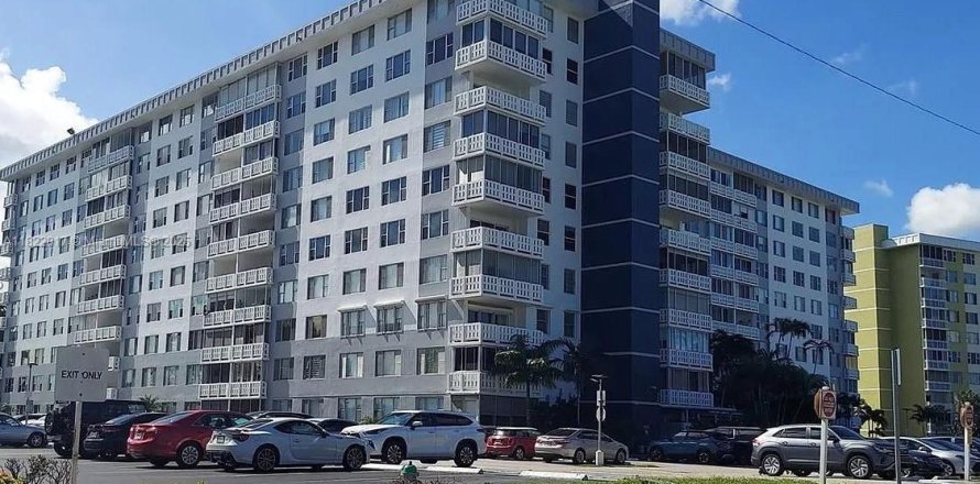 Condominio en Hollywood, Florida, 2 dormitorios  № 1790195