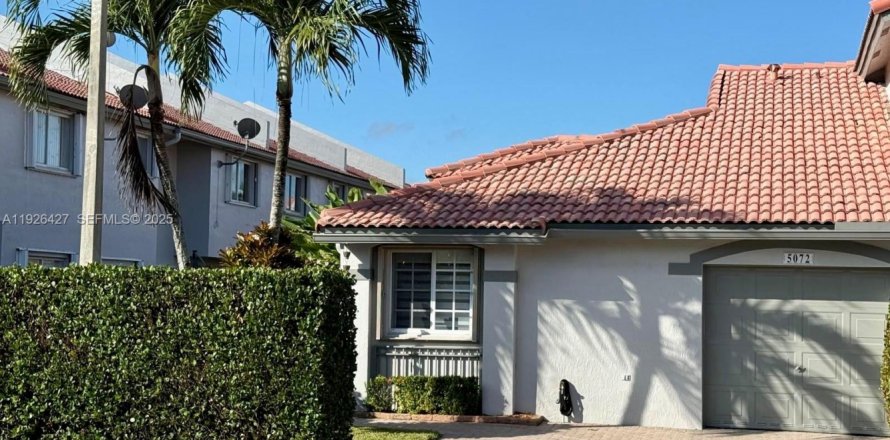 Townhouse in Doral, Florida 2 bedrooms, 85.75 sq.m. № 1986289