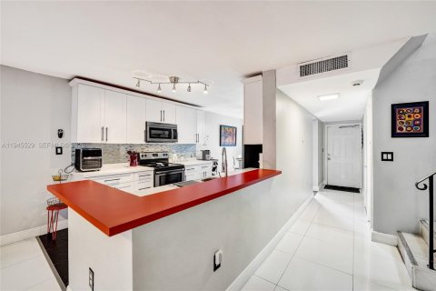 Touwnhouse à vendre à Hollywood, Floride: 4 chambres, 155.15 m2 № 2001995 - photo 26