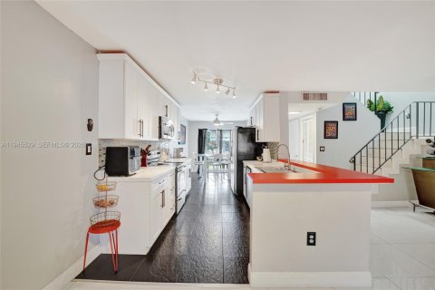 Touwnhouse à vendre à Hollywood, Floride: 4 chambres, 155.15 m2 № 2001995 - photo 21