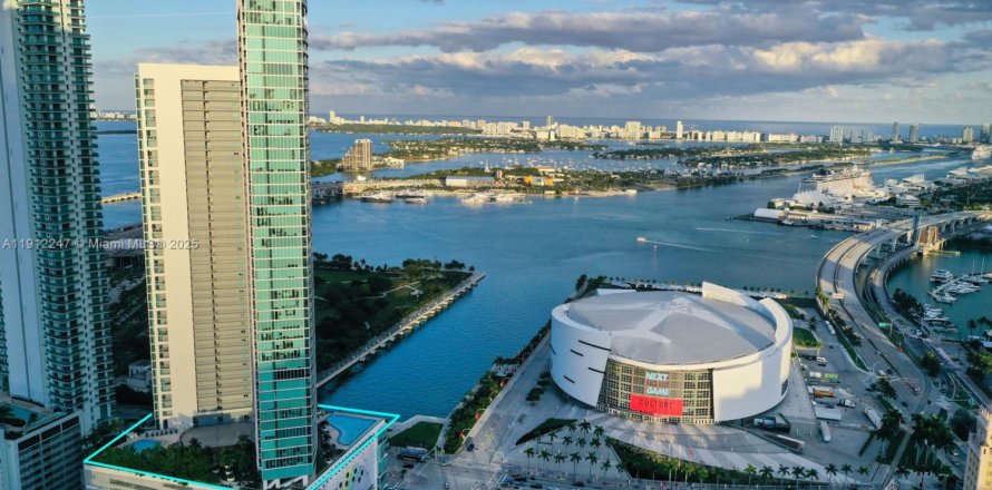 Condominio en Miami, Florida, 1 dormitorio  № 2013548