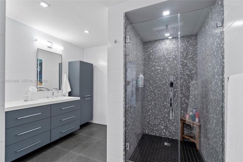 Condo in Miami Beach, Florida, 2 bedrooms  № 2068161 - photo 18