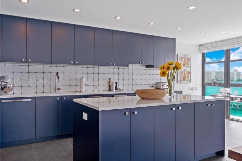 Condo in Miami Beach, Florida, 2 bedrooms  № 2068161 - photo 7