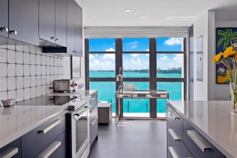 Condo in Miami Beach, Florida, 2 bedrooms  № 2068161 - photo 8