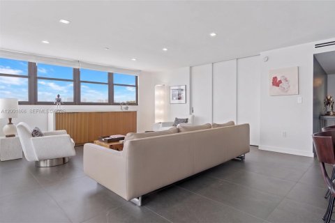 Condo in Miami Beach, Florida, 2 bedrooms  № 2068161 - photo 11
