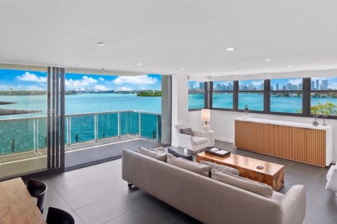 Condo in Miami Beach, Florida, 2 bedrooms  № 2068161 - photo 2