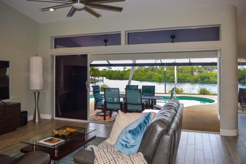 House in Port Charlotte, Florida 3 bedrooms, 212 sq.m. № 1749543 - photo 13
