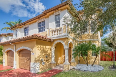 Townhouse in Miramar, Florida 4 bedrooms, 180.14 sq.m. № 2003477 - photo 2