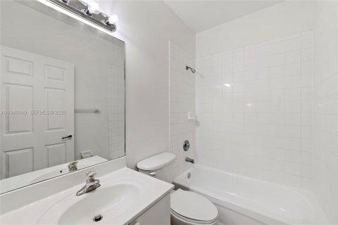 Townhouse in Miramar, Florida 4 bedrooms, 180.14 sq.m. № 2003477 - photo 21