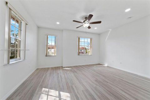 Townhouse in Miramar, Florida 4 bedrooms, 180.14 sq.m. № 2003477 - photo 14