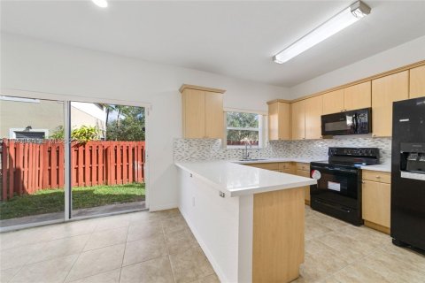 Townhouse in Miramar, Florida 4 bedrooms, 180.14 sq.m. № 2003477 - photo 10