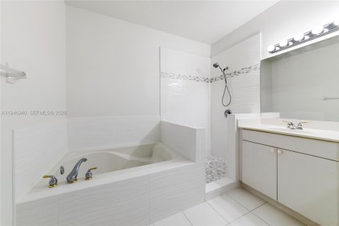 Townhouse in Miramar, Florida 4 bedrooms, 180.14 sq.m. № 2003477 - photo 17