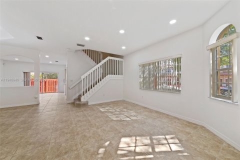 Townhouse in Miramar, Florida 4 bedrooms, 180.14 sq.m. № 2003477 - photo 4