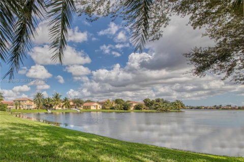 Townhouse in Miramar, Florida 4 bedrooms, 180.14 sq.m. № 2003477 - photo 23