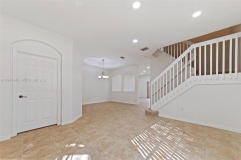 Townhouse in Miramar, Florida 4 bedrooms, 180.14 sq.m. № 2003477 - photo 3