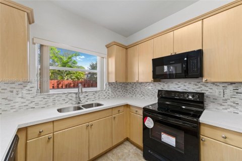 Townhouse in Miramar, Florida 4 bedrooms, 180.14 sq.m. № 2003477 - photo 11