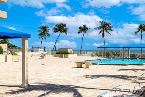 Condo in Lauderdale-by-the-Sea, Florida, 2 bedrooms  № 2068721 - photo 29