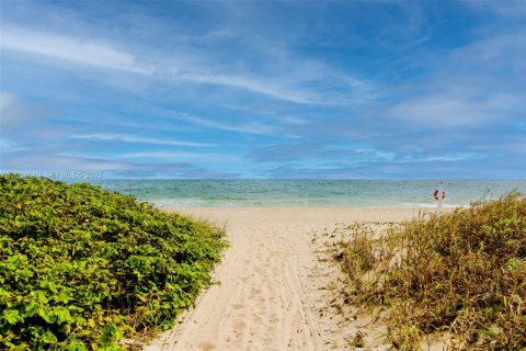 Condo in Lauderdale-by-the-Sea, Florida, 2 bedrooms  № 2068721 - photo 19