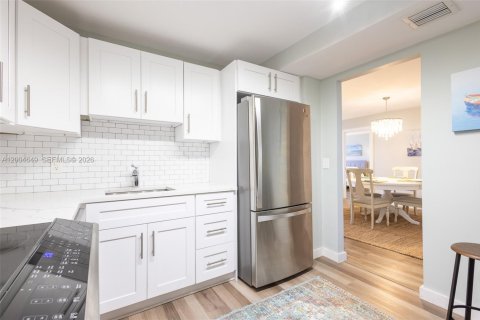 Condo in Lauderdale-by-the-Sea, Florida, 2 bedrooms  № 2068721 - photo 16