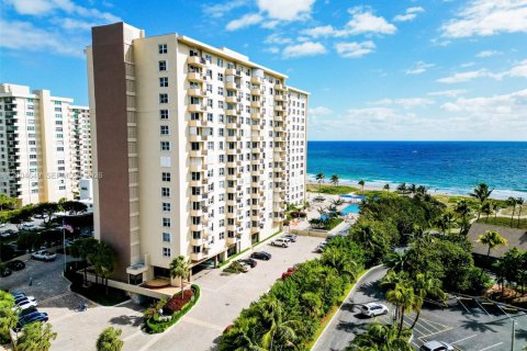 Condo in Lauderdale-by-the-Sea, Florida, 2 bedrooms  № 2068721 - photo 2