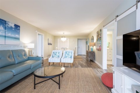 Condo in Lauderdale-by-the-Sea, Florida, 2 bedrooms  № 2068721 - photo 6