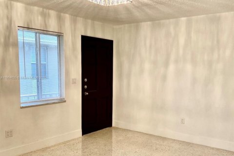 Apartamento en alquiler en Miami, Florida, 2 dormitorios, 62.71 m2 № 1955125 - foto 2