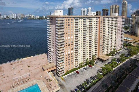Condo in Sunny Isles Beach, Florida, 2 bedrooms  № 1946558 - photo 1