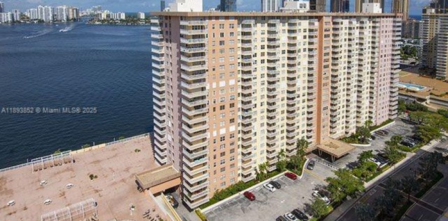 Condo in Sunny Isles Beach, Florida, 2 bedrooms  № 1946558