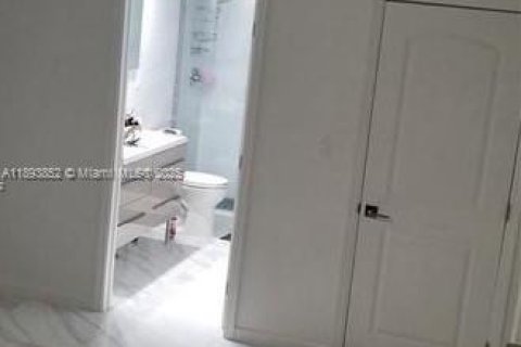 Condo in Sunny Isles Beach, Florida, 2 bedrooms  № 1946558 - photo 11