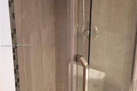 Condo in Sunny Isles Beach, Florida, 2 bedrooms  № 1946558 - photo 18