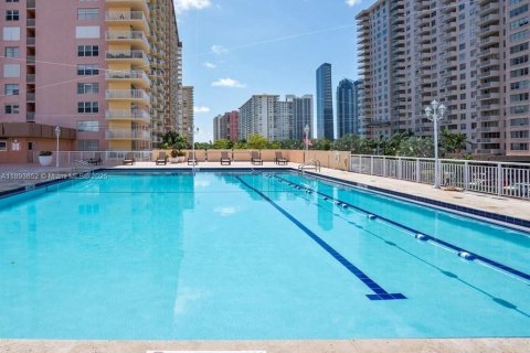 Condo in Sunny Isles Beach, Florida, 2 bedrooms  № 1946558 - photo 22