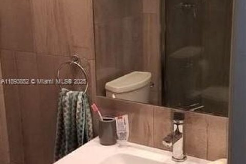 Condo in Sunny Isles Beach, Florida, 2 bedrooms  № 1946558 - photo 16