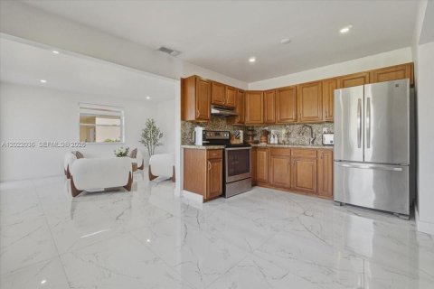 House in Hialeah, Florida 3 bedrooms, 143.81 sq.m. № 2262370 - photo 9