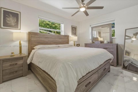 House in Hialeah, Florida 3 bedrooms, 143.81 sq.m. № 2262370 - photo 10