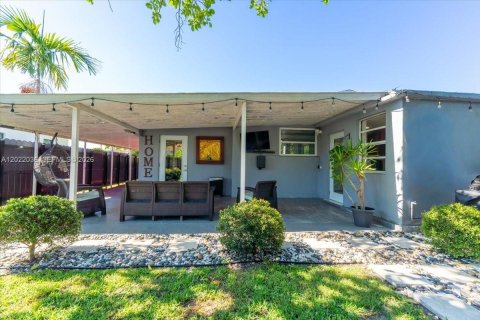 House in Hialeah, Florida 3 bedrooms, 143.81 sq.m. № 2262370 - photo 20