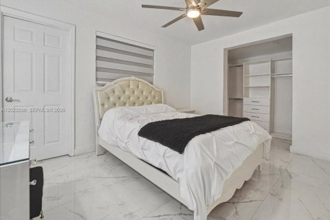 House in Hialeah, Florida 3 bedrooms, 143.81 sq.m. № 2262370 - photo 16