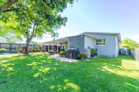 House in Hialeah, Florida 3 bedrooms, 143.81 sq.m. № 2262370 - photo 3