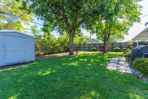 House in Hialeah, Florida 3 bedrooms, 143.81 sq.m. № 2262370 - photo 18