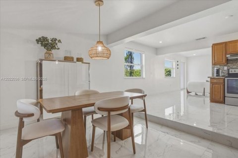 House in Hialeah, Florida 3 bedrooms, 143.81 sq.m. № 2262370 - photo 8