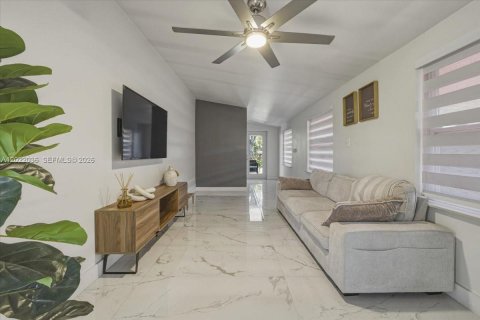 House in Hialeah, Florida 3 bedrooms, 143.81 sq.m. № 2262370 - photo 7
