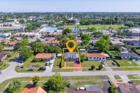House in Hialeah, Florida 3 bedrooms, 143.81 sq.m. № 2262370 - photo 5
