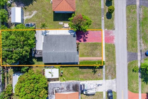 House in Hialeah, Florida 3 bedrooms, 143.81 sq.m. № 2262370 - photo 22