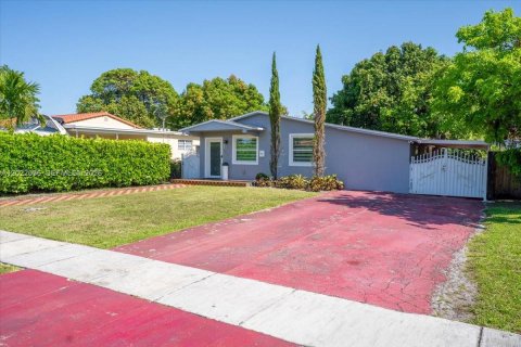 House in Hialeah, Florida 3 bedrooms, 143.81 sq.m. № 2262370 - photo 4