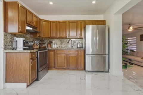 House in Hialeah, Florida 3 bedrooms, 143.81 sq.m. № 2262370 - photo 2