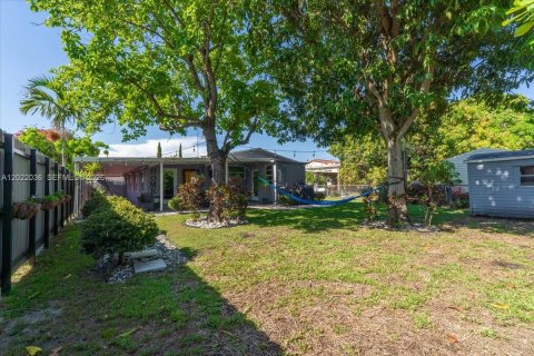 House in Hialeah, Florida 3 bedrooms, 143.81 sq.m. № 2262370 - photo 19