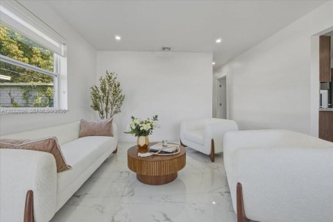 House in Hialeah, Florida 3 bedrooms, 143.81 sq.m. № 2262370 - photo 6
