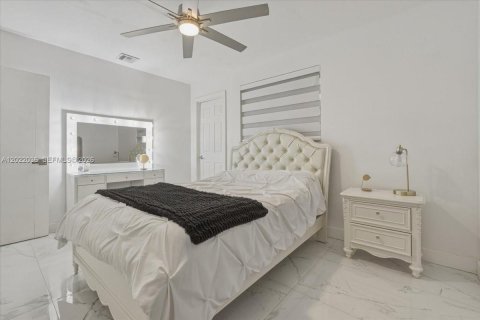 House in Hialeah, Florida 3 bedrooms, 143.81 sq.m. № 2262370 - photo 15