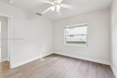 House in Hollywood, Florida 2 bedrooms, 113.53 sq.m. № 1968579 - photo 17