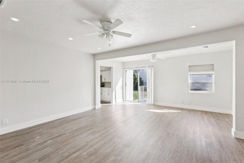 House in Hollywood, Florida 2 bedrooms, 113.53 sq.m. № 1968579 - photo 7